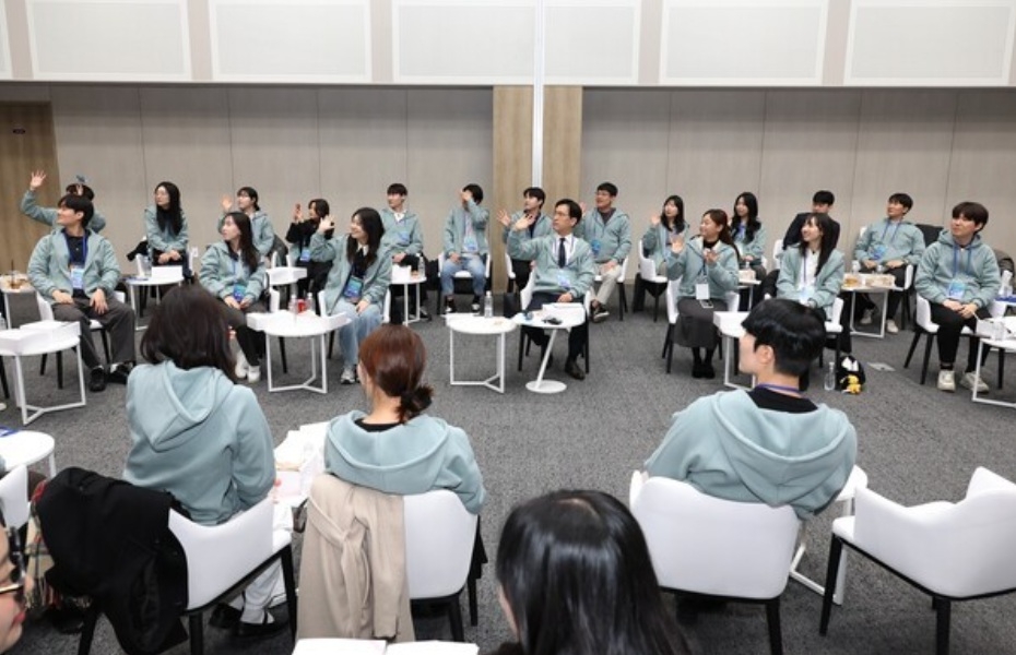 지난해 12월 충북 청주시 청주오스코(OSCO)에서 열린 ‘2025년 조직문화 새로고침(f5) 총회’에서 김민재(사진 가운데) 행정안전부 차관과 F5 구성원들이 소통하고 있다. [행정안전부제공 ]