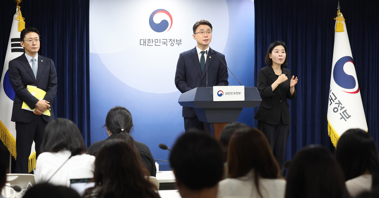 Ryu Je-myung, second vice minister of science and ICT, speaks during a joint government briefing in Seoul on Sept. 19, 2025, responding to a series of cyberattacks that had hit KT and Lotte Card. (Newsis)