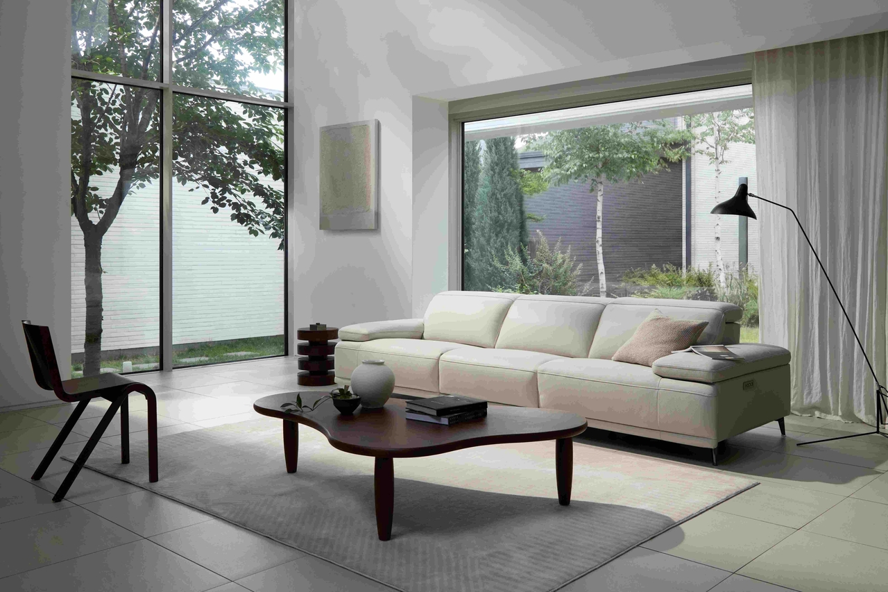 The Timeless natural leather recliner sofa in a four-seat white configuration. [Hanssem]