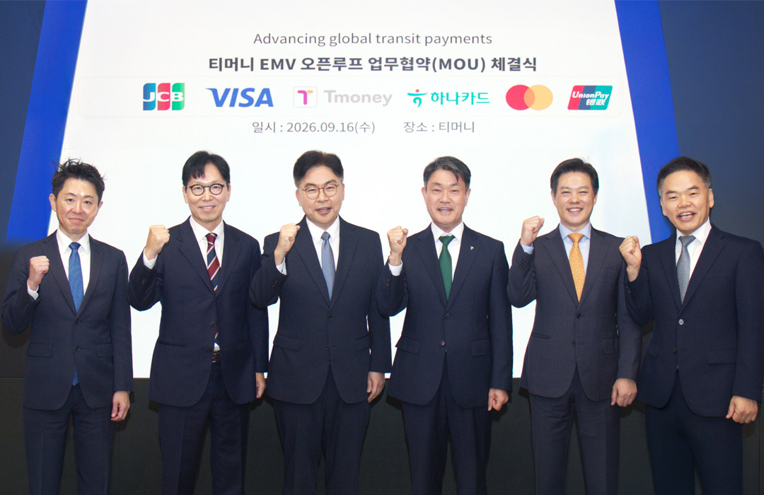 Tmoney CEO Choi Moon-keun (third from left) poses with Visa Korea Vice President Kang Dong-soon (second from left), Mastercard Vice President Park Jong-pyo (second from right), UnionPay Korea CEO Lee Myung-ho (far right), JCB Korea CEO Takahiko Watanabe (far left) and Hana Card CEO Sung Young-soo (third from right) after signing an agreement to build an EMV-based open-loop transit payment system at Tmoney headquarters in Seoul on Thursday. (Tmoney)