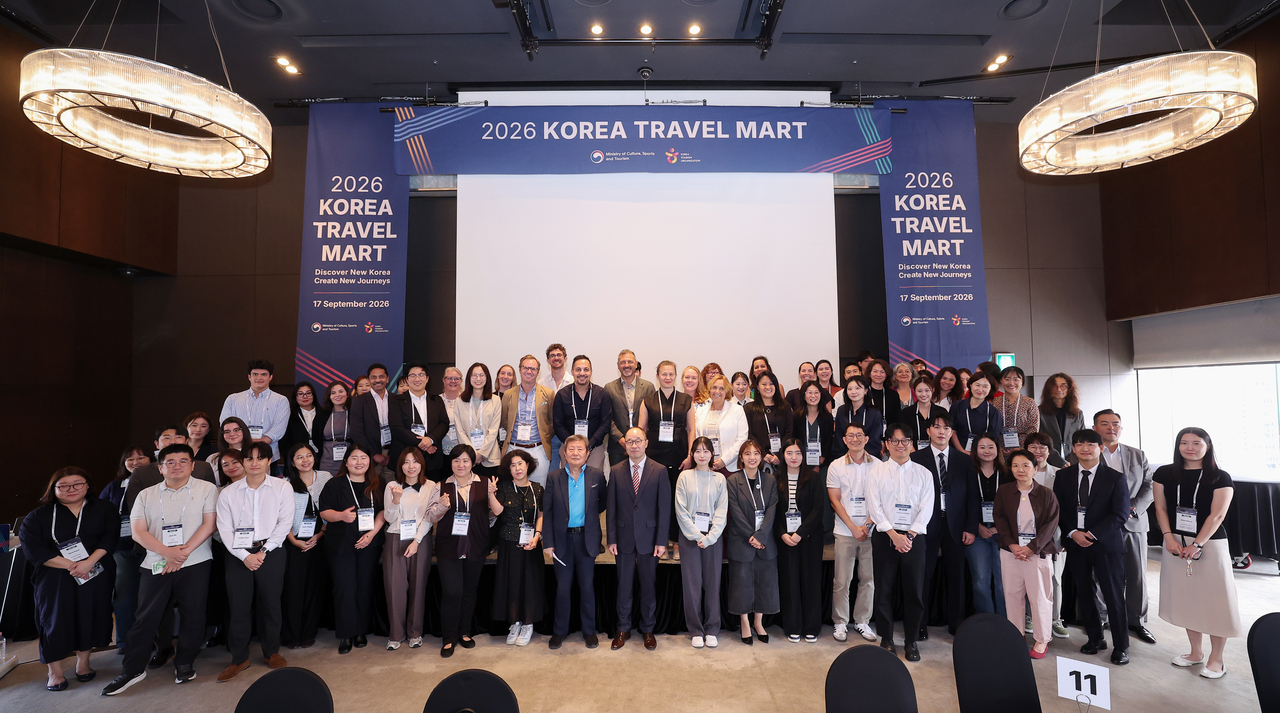 Key domestic and international participants pose for a photo at the "2026 Europe, Americas and Oceania Emerging Markets Travel Mart" held Thursday at The Plaza Seoul. [Korea Tourism Organization]