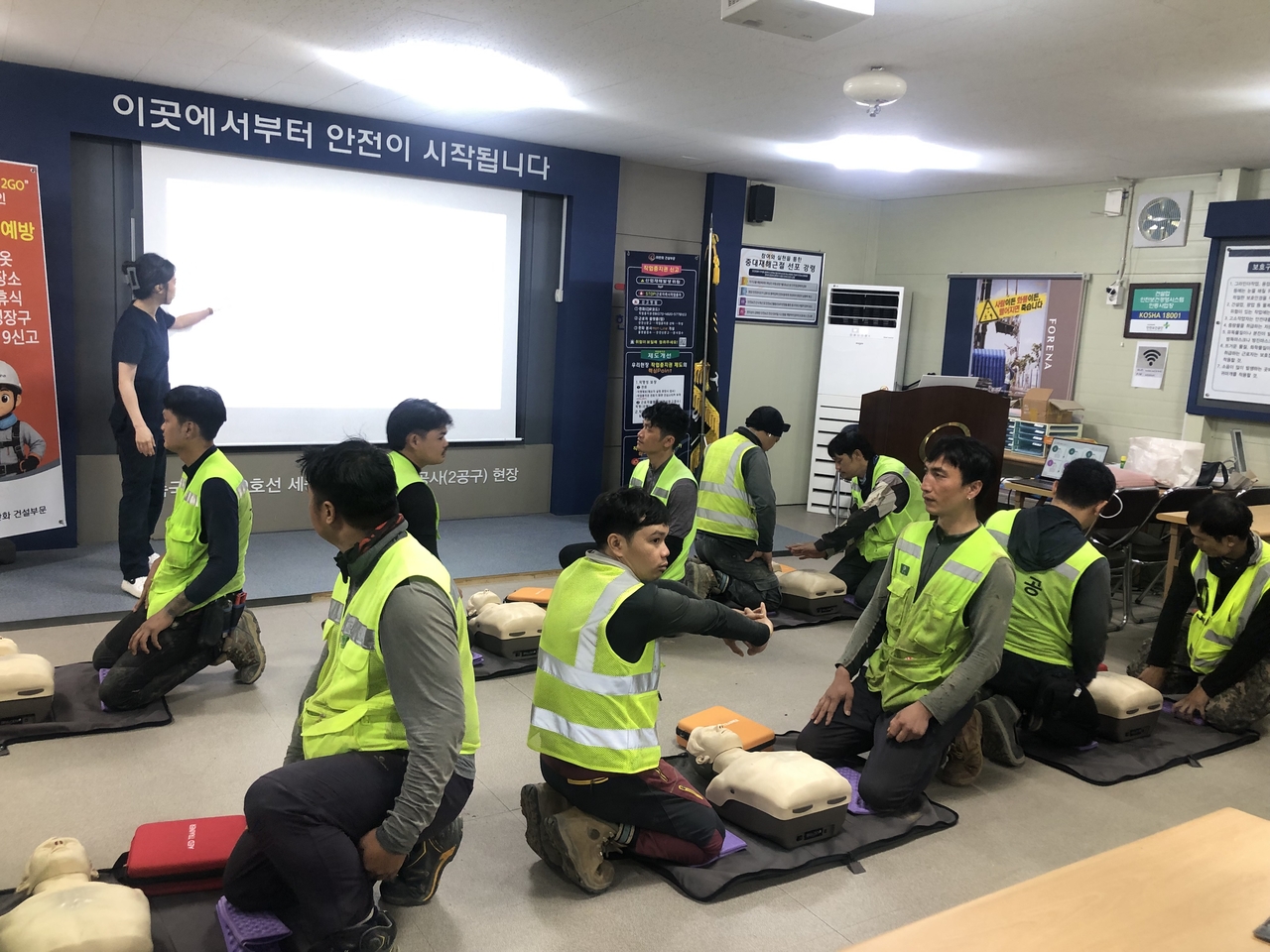 16일 한화포레나 천안아산역 공사현장 ‘외국인 근로자 맞춤형 안전보건 교육’에서 외국인 근로자들이 상황에 맞춰 자동심장충격기(AED)를 사용하고 있다. [ ㈜한화 건설부문]