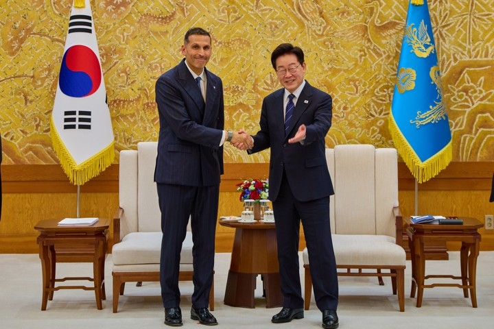 President Lee Jae Myung (right) meets with Khaldoon Khalifa Al Mubarak, chairman of the Executive Affairs Authority of Abu Dhabi, at Cheong Wa Dae in Seoul on Friday (Office of the President of the Republic of Korea)
