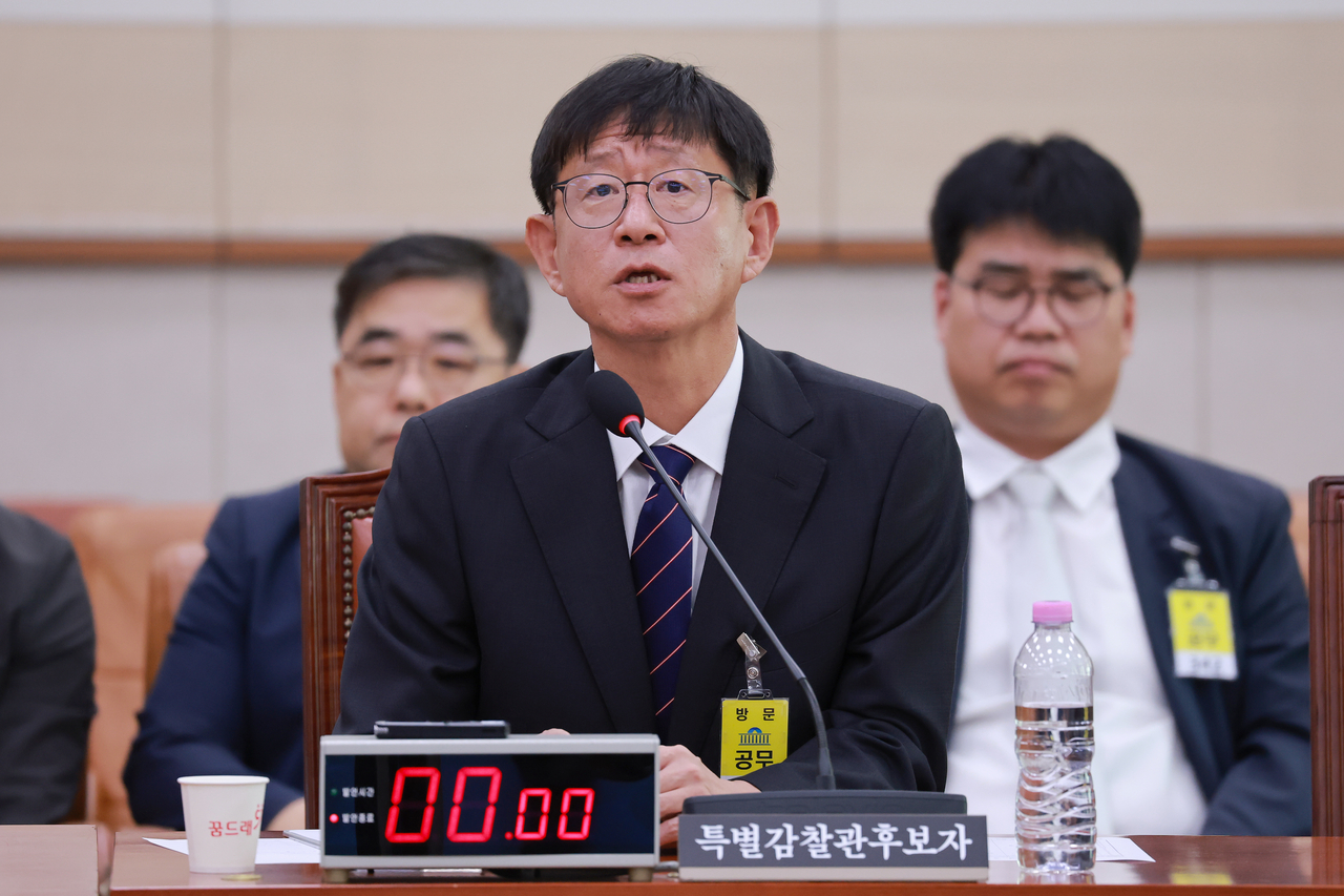 Special Inspector candidate Choi Gil-su answers questions at his confirmation hearing before the National Assembly's Legislation and Judiciary Committee on Friday. [Yonhap]