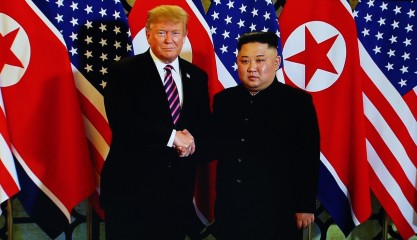 지난 2019년 2월 베트남 하노이의 소피텔 레전드 메트로폴 호텔에서 열린 두 번째 북미정상회담에서 도널드 트럼프 미국 대통령(왼쪽)과 김정은 북한 국무위원장이 기념촬영을 하는 모습. [게티이미지]