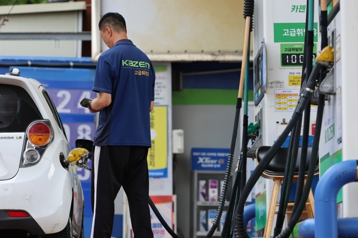 A man fills up his vehicle at a gas station in Seoul on Friday. (Yonhap)