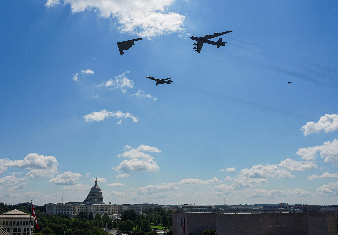 A Boeing B-52 Stratofortress, a Northrop Grumman B-2 Spirit, a Rockwell B-1B Lancer and an F-35 Lightning II fly over spectators ahead of the IndyCar Series Freedom 250 Grand Prix in Washington, D.C., on Aug. 23 (local time). [Reuters]