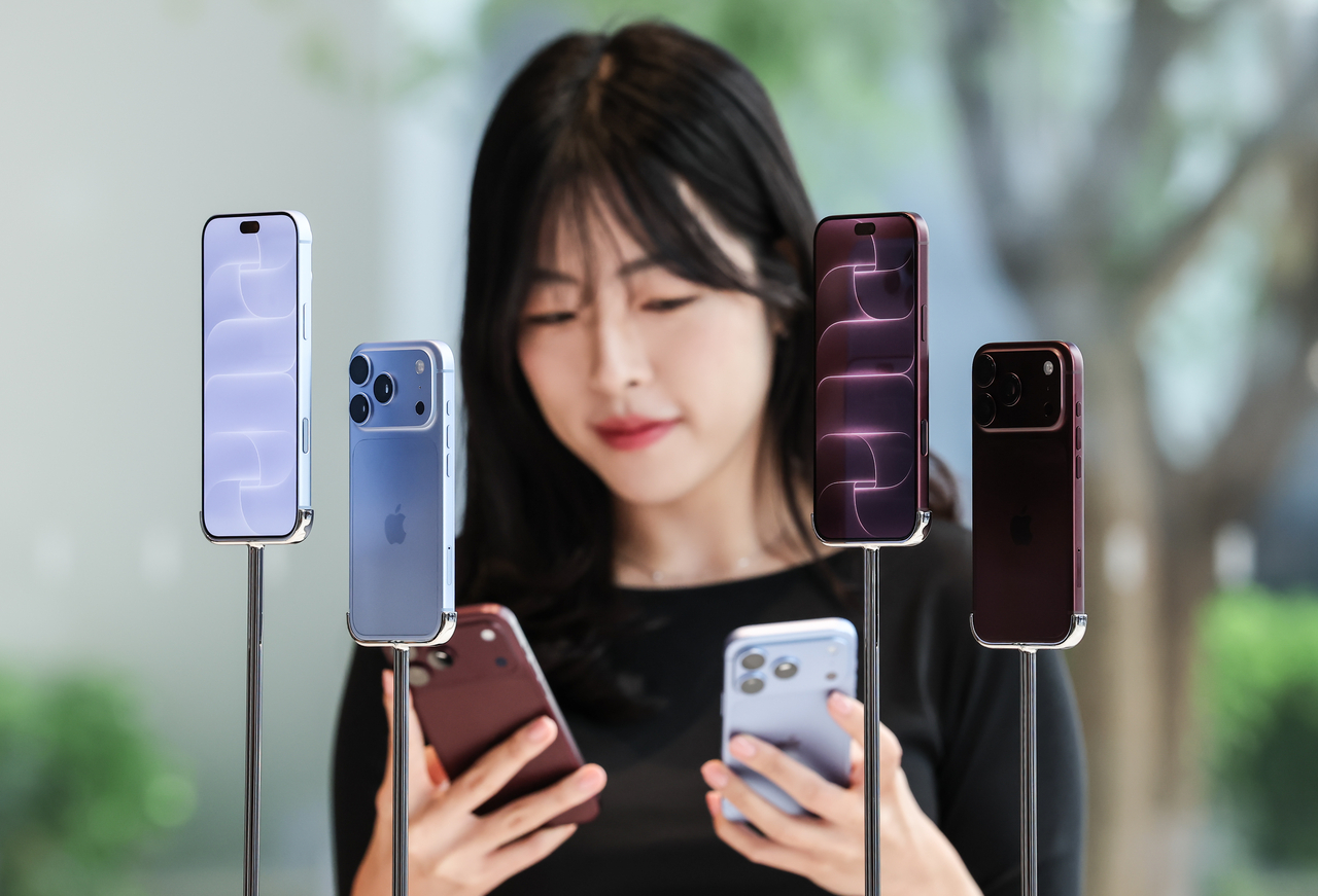 아이폰 18시리즈 공식 출시일인 18일 오전 서울 중구 명동 애플스토어에서 고객들이 아이폰 18 프로, 18 프로 맥스 제품을 살펴보고 있다. 윤창빈 기자