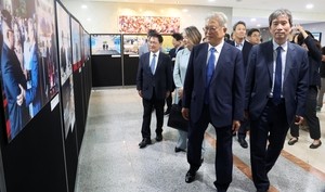 [헤럴드pic] 사진을 보는 문재인 전 대통령과 김정숙 여사