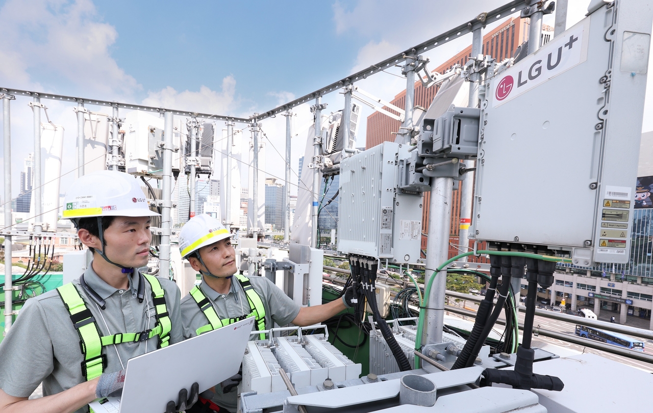 An LG Uplus employee inspects network equipment near Seoul Station. [LG Uplus]