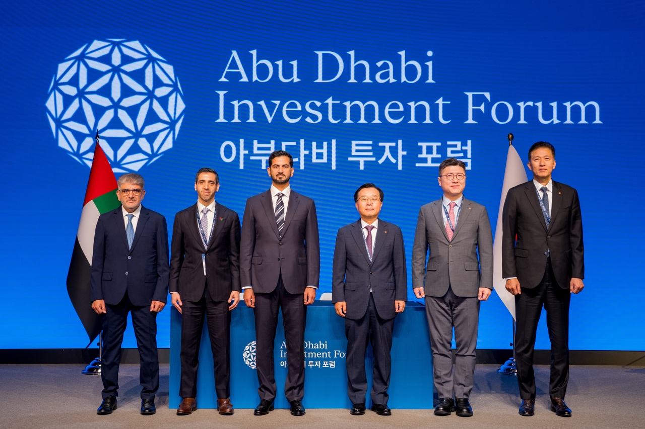 한화금융과 UAE, ADGM 관계자가 16일 열린 ADIF에서 파트너십을 기념하여 사진 촬영을 하고 있다. (왼쪽부터) 라셰드 압둘카림 알 블루시 ADGM CEO, 자만 압둘라 알 수와이디 주한UAE 대사, 샤미스 알리 알 다헤리 아부다비 지역사회 개발부 의장 겸 ADCCI 제2부회장, 권혁웅 한화생명 대표이사 부회장, 임동준 한화자산운용 대표이사, 김동욱 한화생명 글로벌전략실장 부사장. [한화생명 제공]