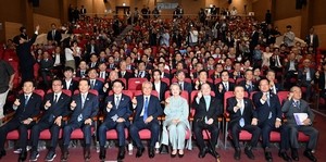 [헤럴드pic] 손하트 그리는 문재인 전 대통령