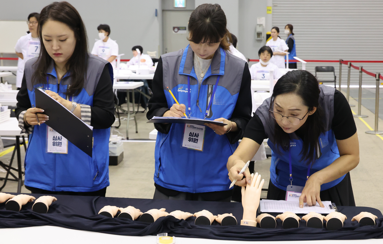 16일 부산 해운대구 벡스코 제2전시장에서 열린 ‘제43회 전국장애인기능경기대회’에서 네일미용 부문 심사위원들이 1차 심사를 하고 있다. 17일까지 열리는 이번 대회에는 41개 종목에 전국 477명의 선수가 참가해 기능 실력을 겨룬다. [연합]
