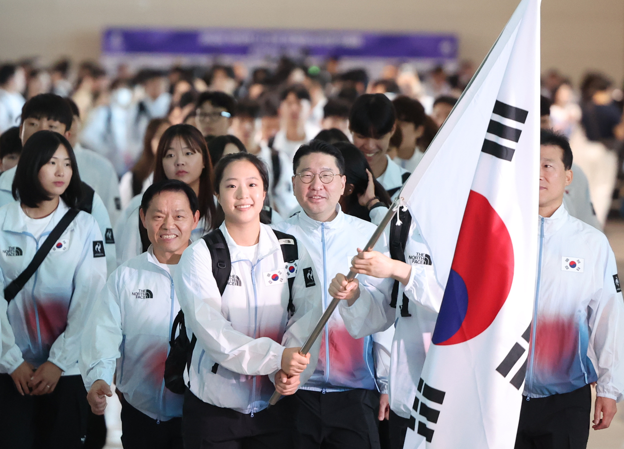 2026 아이치·나고야 아시안게임(AG) 이상현 선수단장과 탁구 신유빈 등 대한민국 선수단이 17일 인천국제공항 제2여객터미널에서 출국하고 있다. [연합]