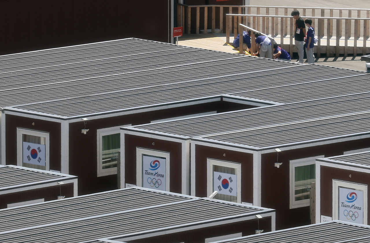 2026 아이치·나고야 아시안게임 개막을 이틀 앞둔 17일 일본 나고야항 인근에 조성된 컨테이너형 목조 조립식 숙소 단지에 태극기가 걸려 있다. [연합]