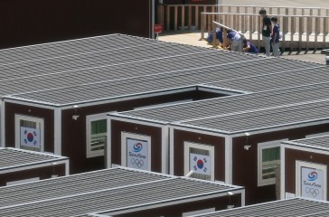 2026 아이치·나고야 아시안게임 개막을 이틀 앞둔 17일 일본 나고야항 인근에 조성된 컨테이너형 목조 조립식 숙소 단지에 태극기가 걸려 있다. [연합]