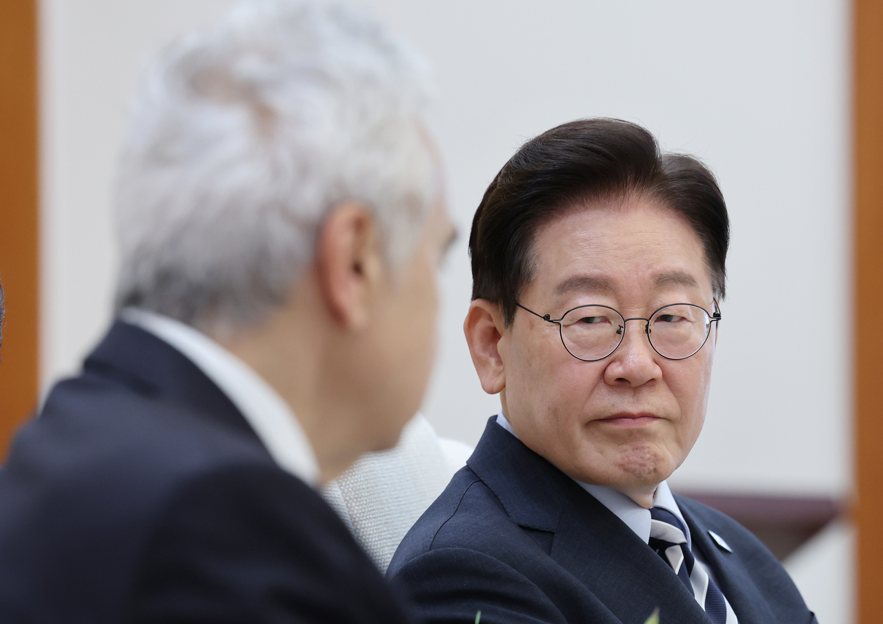 President Lee Jae Myung listens to International Energy Agency Director General Fatih Birol during a meeting at Cheong Wa Dae on Thursday.