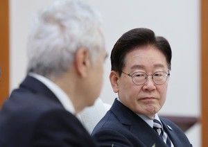 Lee meets UAE's Khaldoon to discuss defense, AI and nuclear cooperation