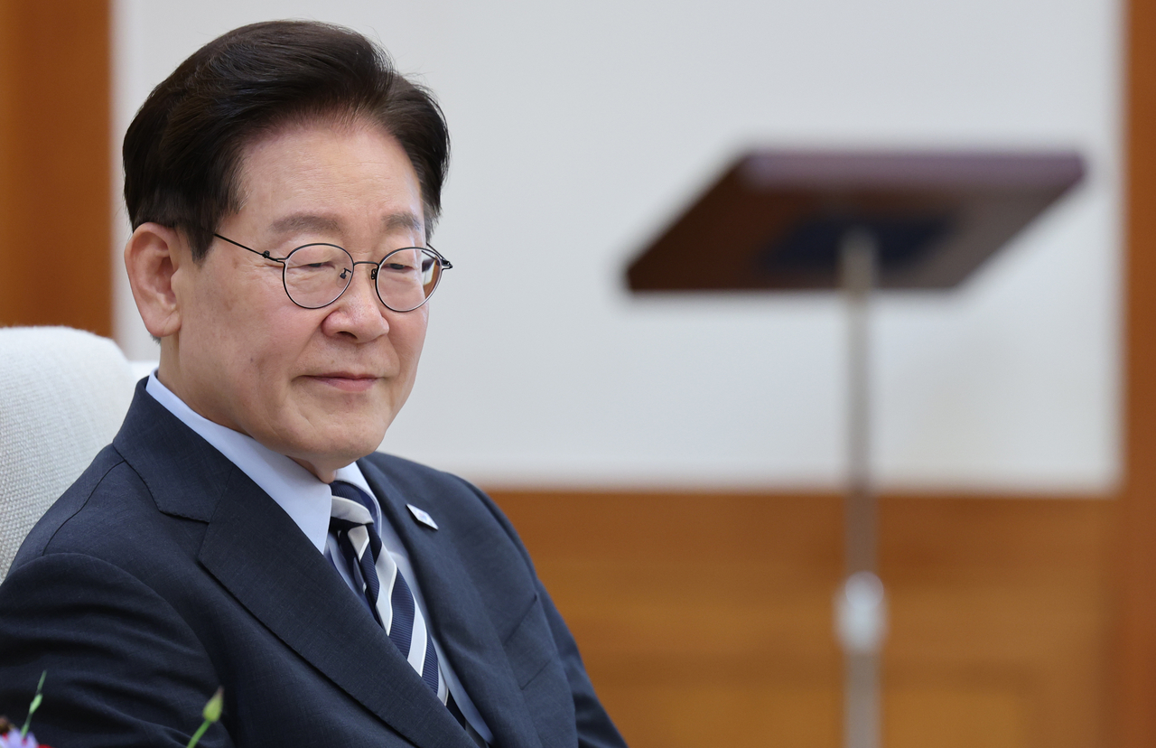 이재명 대통령이 17일 청와대에서 진행된 국제에너지기구(IEA) 사무총장과의 접견에서 파티 비롤 사무총장의 발언을 듣고 있다. [청와대통신사진기자단]