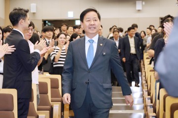 구윤철 부총리 겸 재정경제부 장관이 18일 세종시 정부세종청사에서 열린 이임식을 겸한 ‘마지막 타운홀 미팅’에 참석하며 박수받고 있다. [연합]