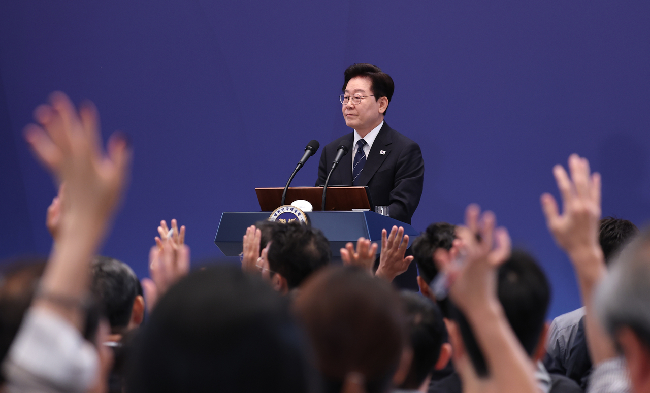 이재명 대통령이 18일 청와대 영빈관에서 열린 기자회견에서 취재진 질문을 받고 있다. [연합]
