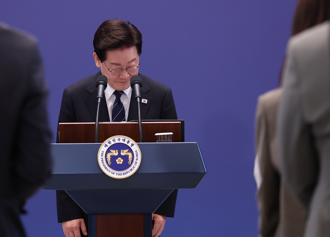 President Lee Jae Myung greets reporters before a press conference at Cheong Wa Dae's Yeongbingwan on Friday. [Yonhap]