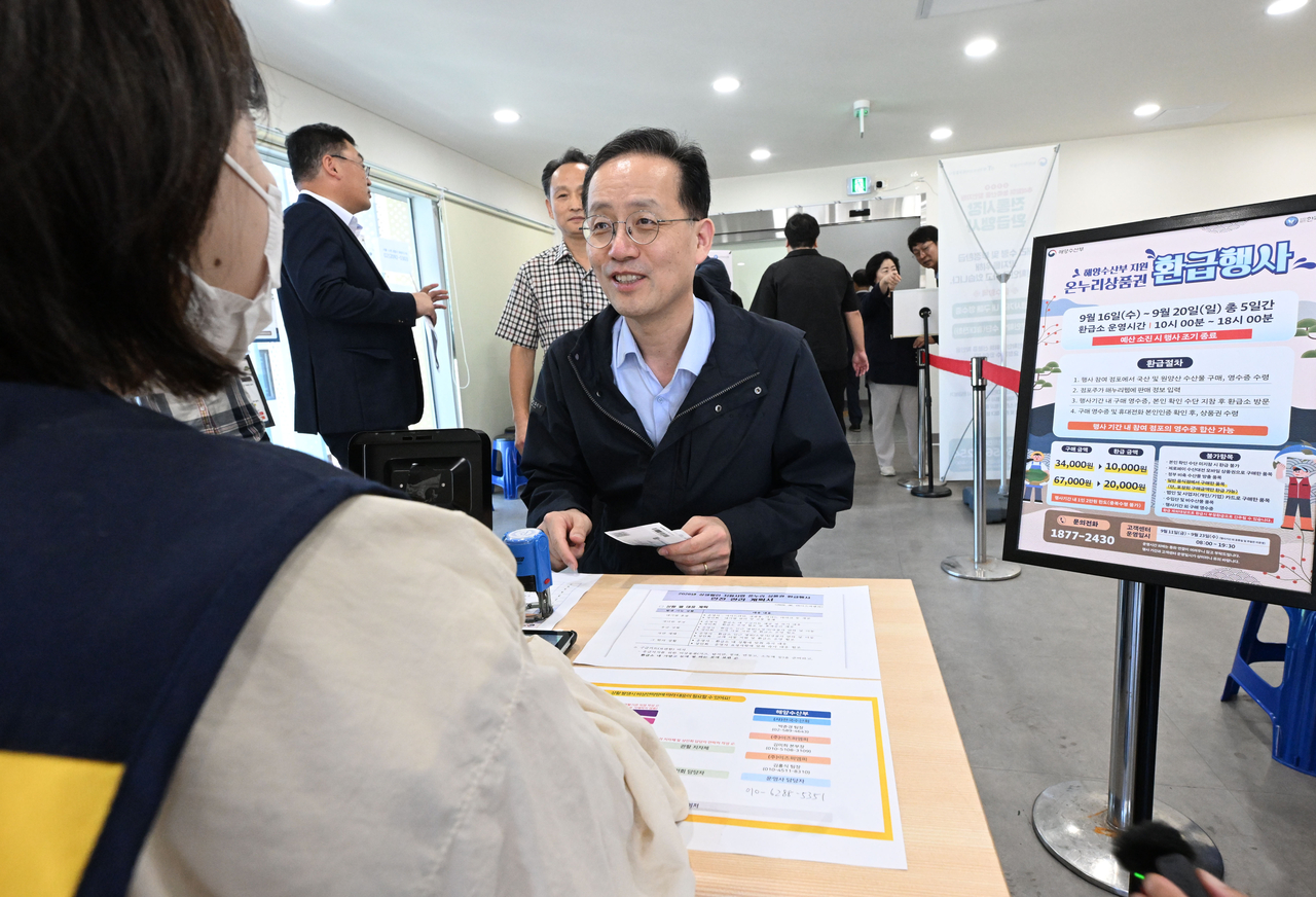 이형일 경제부총리 겸 재정경제부 장관 후보자가 18일 서울 노원구 공릉 도깨비시장을 방문, 온누리상품권 현장환급 행사에 참석해 운영상황을 점검하고 있다. [재정경제부 제공]