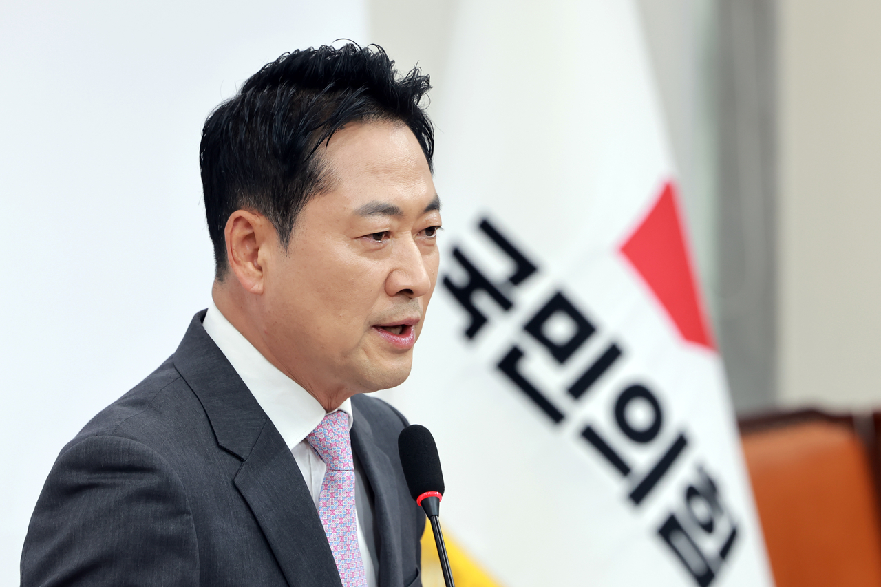 People Power Party leader Jang Dong-hyeok speaks at the National Assembly on Friday regarding President Lee Jae Myung's press conference. [Yonhap]