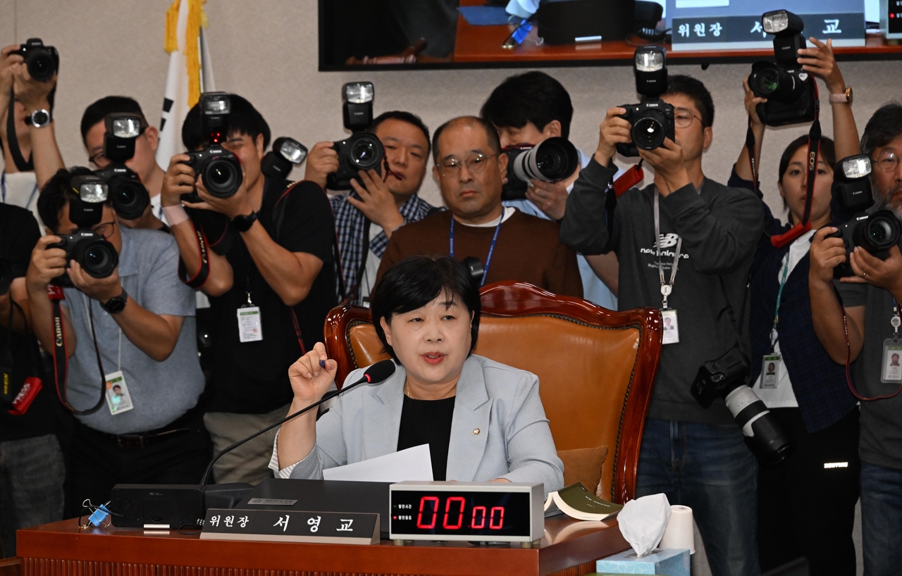 Legislation and Judiciary Committee Chairwoman Seo Young-gyo speaks during a plenary session of the committee at the National Assembly in Yeouido, Seoul, on Thursday.