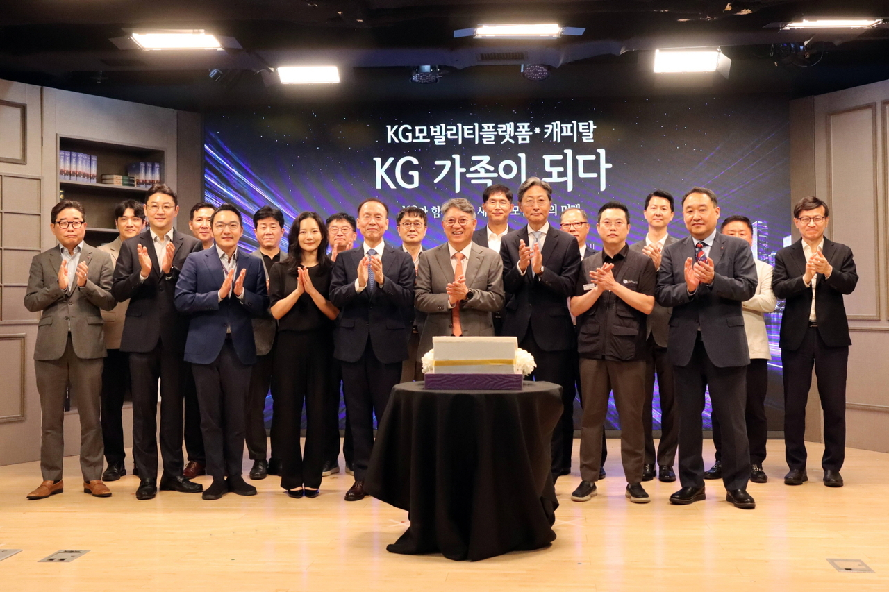 곽재선 KG그룹 회장(가운데)과 정인국 KG모빌리티플랫폼 대표(오른쪽), 김주환 지부장, 곽정현 사장(왼쪽에서 세 번째), 곽혜은 이데일리M 대표 등이 1일 KG모빌리티플랫폼 회장 취임식에서 기념촬영을 하고 있다. [KG그룹 제공]