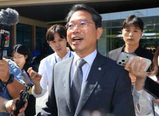 김승원 법무부 장관 후보자가 19일 사퇴 기자회견을 마치고 국회 소통관을 나서고 있다.  [연합]