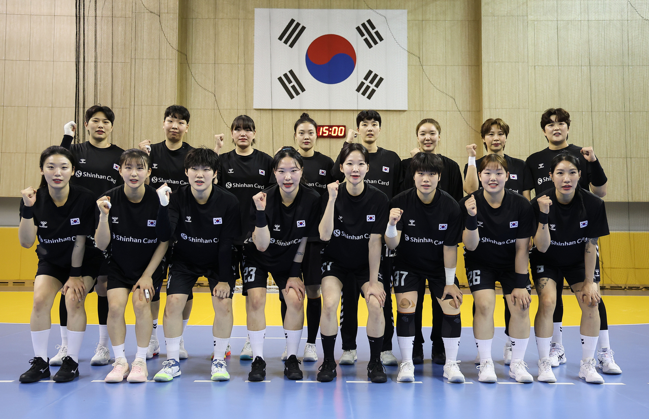 Members of the South Korean women's national handball team pose for photos during their open training session for the Asian Games at the Jincheon National Training Center in Jincheon, North Chungcheong Province, on Sept. 9. (Yonhap)