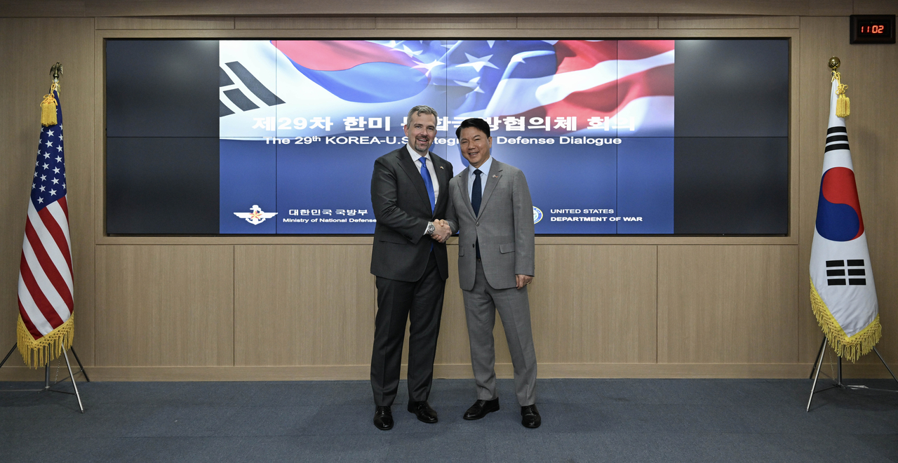17일 부산에서 열린 제29차 한미 통합국방협의체(KIDD) 회의에서 김홍철 국방정책실장과 미 전쟁부 조지 르무어(George LeMeur) 동아시아부차관보가 악수하고 있다. [국방부 제공]