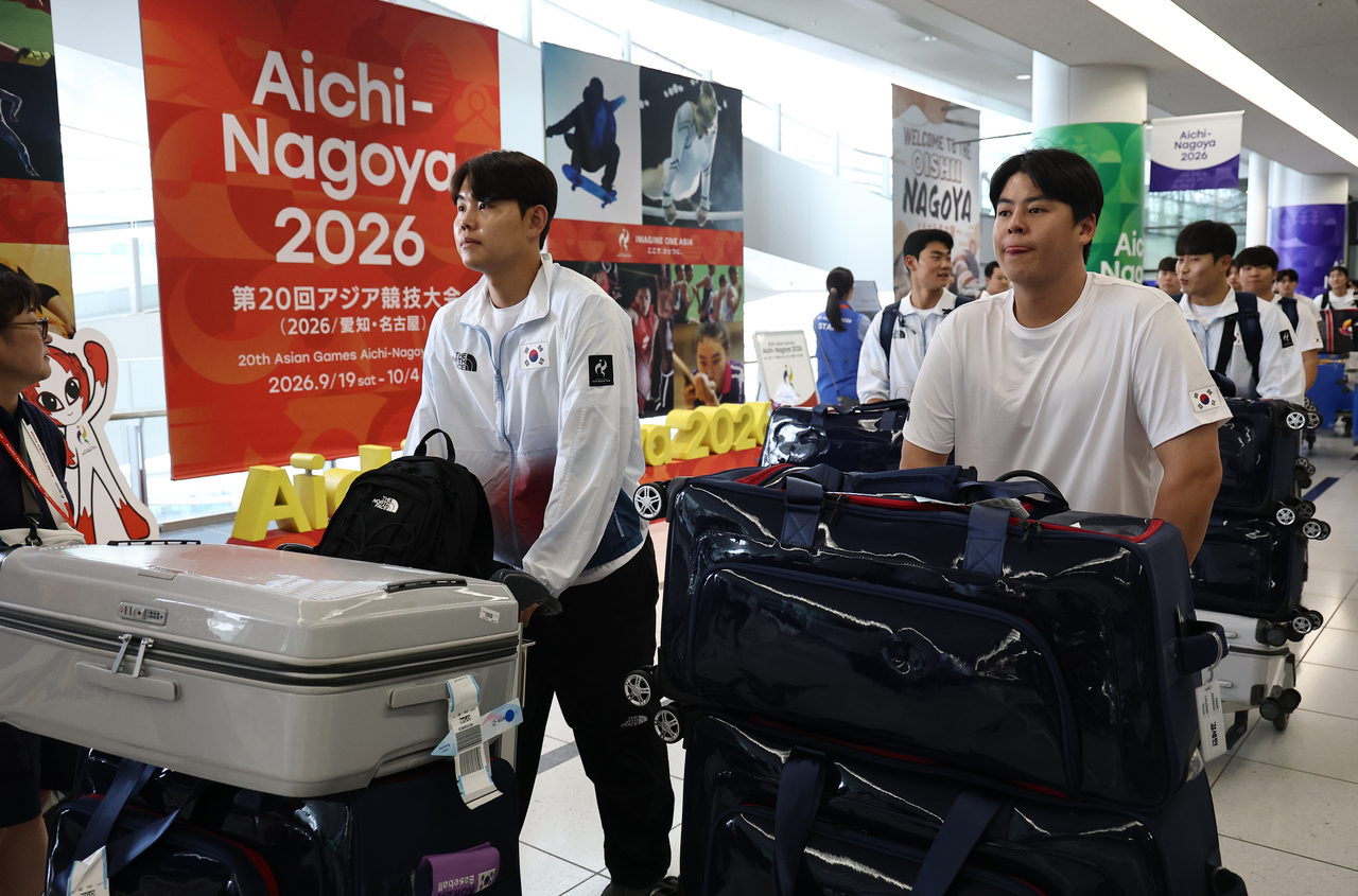 South Korea's baseball team captain No Si-hwan (right) and other players arrive at Chubu Centrair International Airport in Japan on Friday ahead of the 2026 Aichi-Nagoya Asian Games. [Yonhap]