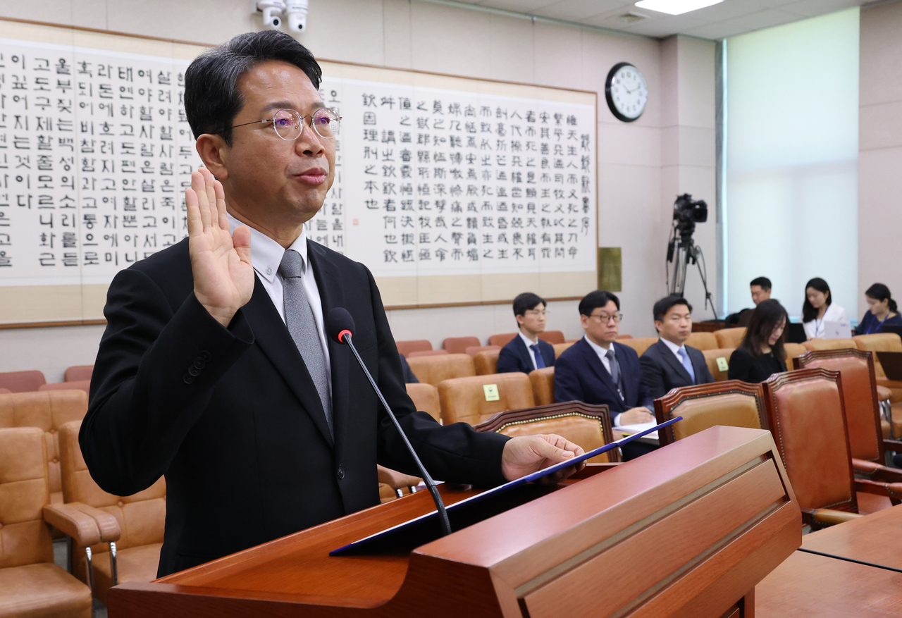 청와대는 19일 김승원 법무부 장관 후보자의 사퇴와 관련 “김 후보자의 결정을 존중한다”며 “국정의 부담을 줄이고자 후보자가 결정한 것으로 이해한다”고 밝혔다. 김 후보자가 15일 인사청문회에서 선서하는 모습. [연합]