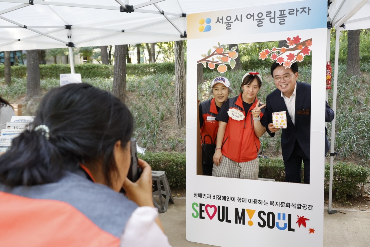 Gangseo-gu District Mayor Jin Kyo-hoon poses for a photo with residents at the Granada Hanmadang festival.