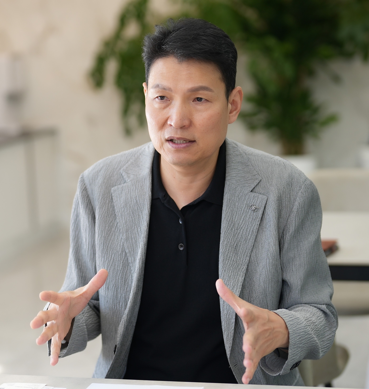 우 회장이 공인 50m 경기장과 전문선수 훈련공간 부족 등 서울 수영계가 직면한 현안을 설명하고 있다. 양정원 기자