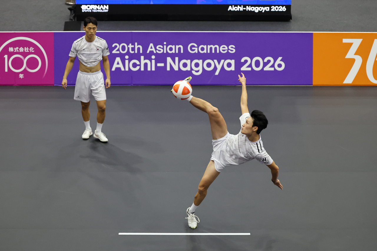 Lee Jun-suk of South Korea kicks the ball during the men's doubles Group B match against India in the teqball competition at the Asian Games at Nagoya City Higashi Sports Center in Nagoya, Japan, Thursday. (Yonhap)