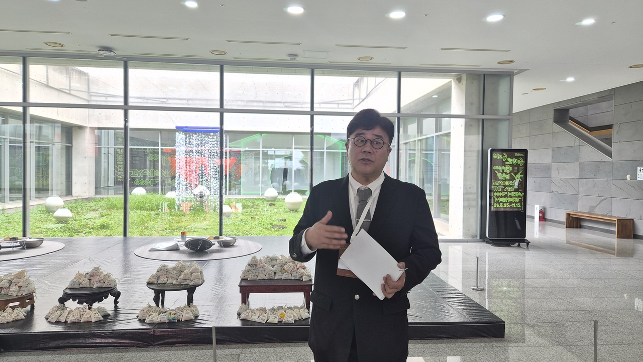 이종후 제주도립미술관 관장 겸 제주비엔날레 예술감독이 17일 제주도립미술관에서 제주비엔날레에 대해 설명하고 있다. [김현경 기자]