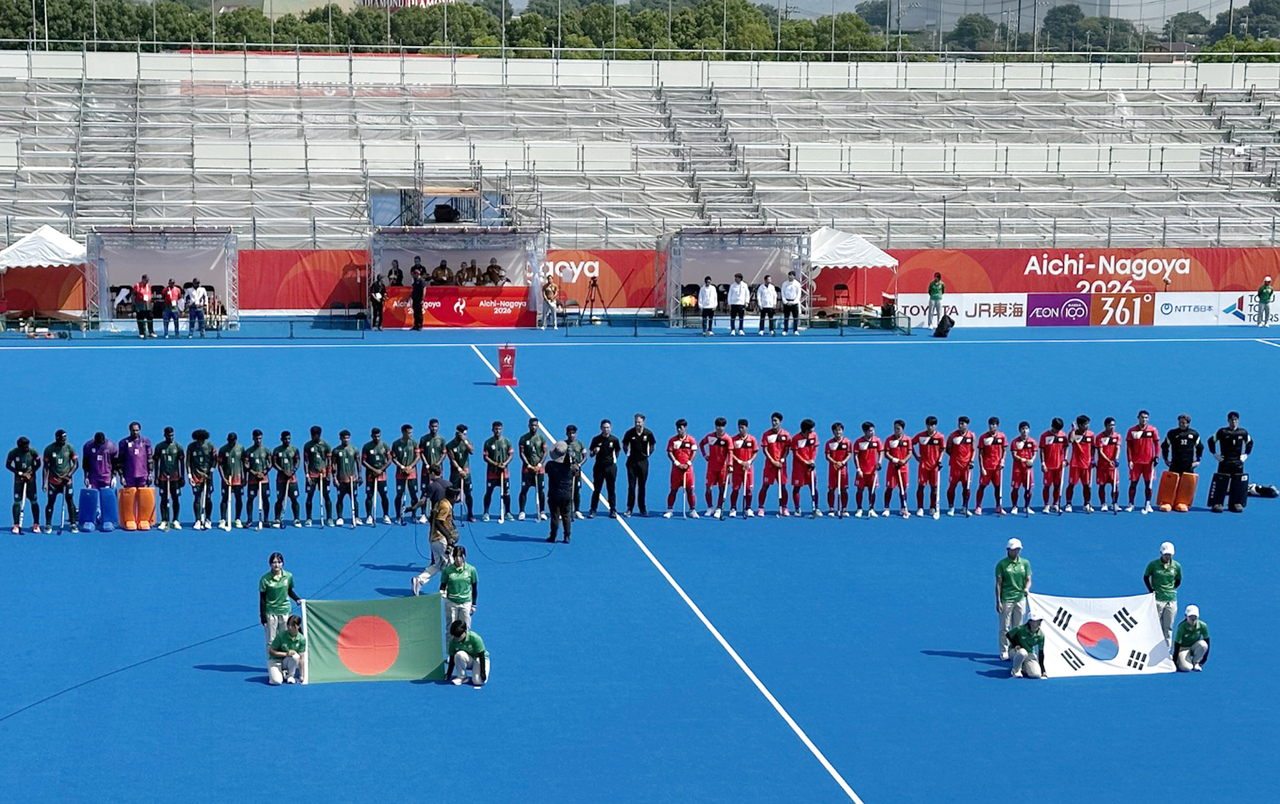 South Korean (right) and Bangladeshi players line up during the pregame ceremony before the men’s hockey Group A match at Kakamigahara Green Stadium in Gifu, Japan, on Friday. (Korea Hockey Association)