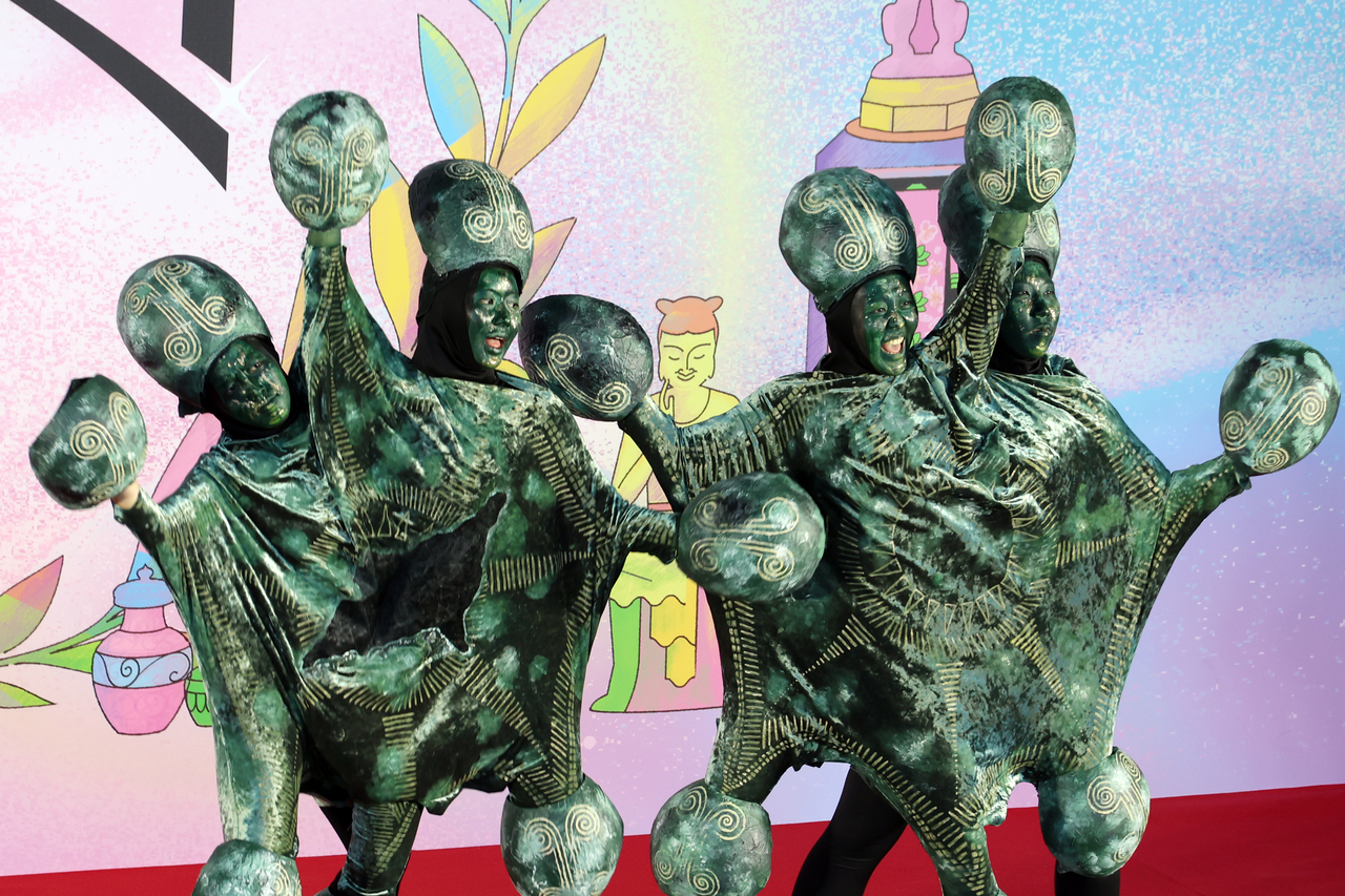 Contestants dressed up as "Bronze Rattles" for the “2026 Dress Like a Museum Exhibit” at the National Museum of Korea, in Yonsan-gu, Seoul on Saturday. (Newsis)