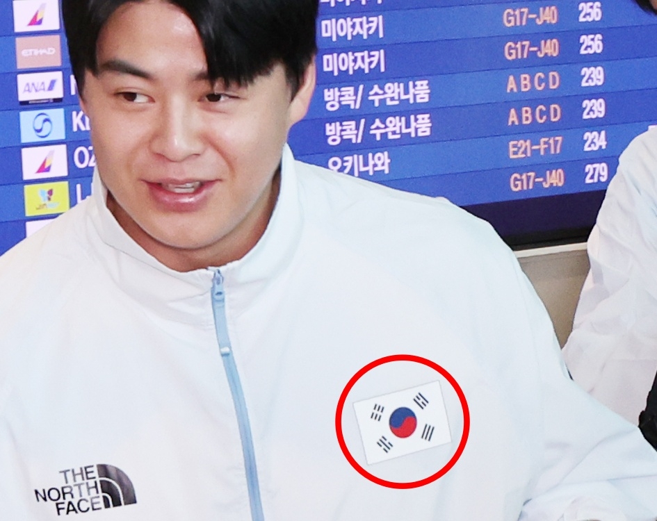 No Si-hwan of South Korea's baseball team departs through Terminal 2 of Incheon International Airport on Friday ahead of the 2026 Aichi-Nagoya Asian Games. [Newsis]