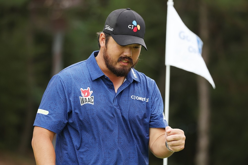 Jung Chan-min celebrates after sinking a birdie putt on hole 6 during the third round of the KPGA Tour Golfzon Open on Saturday.