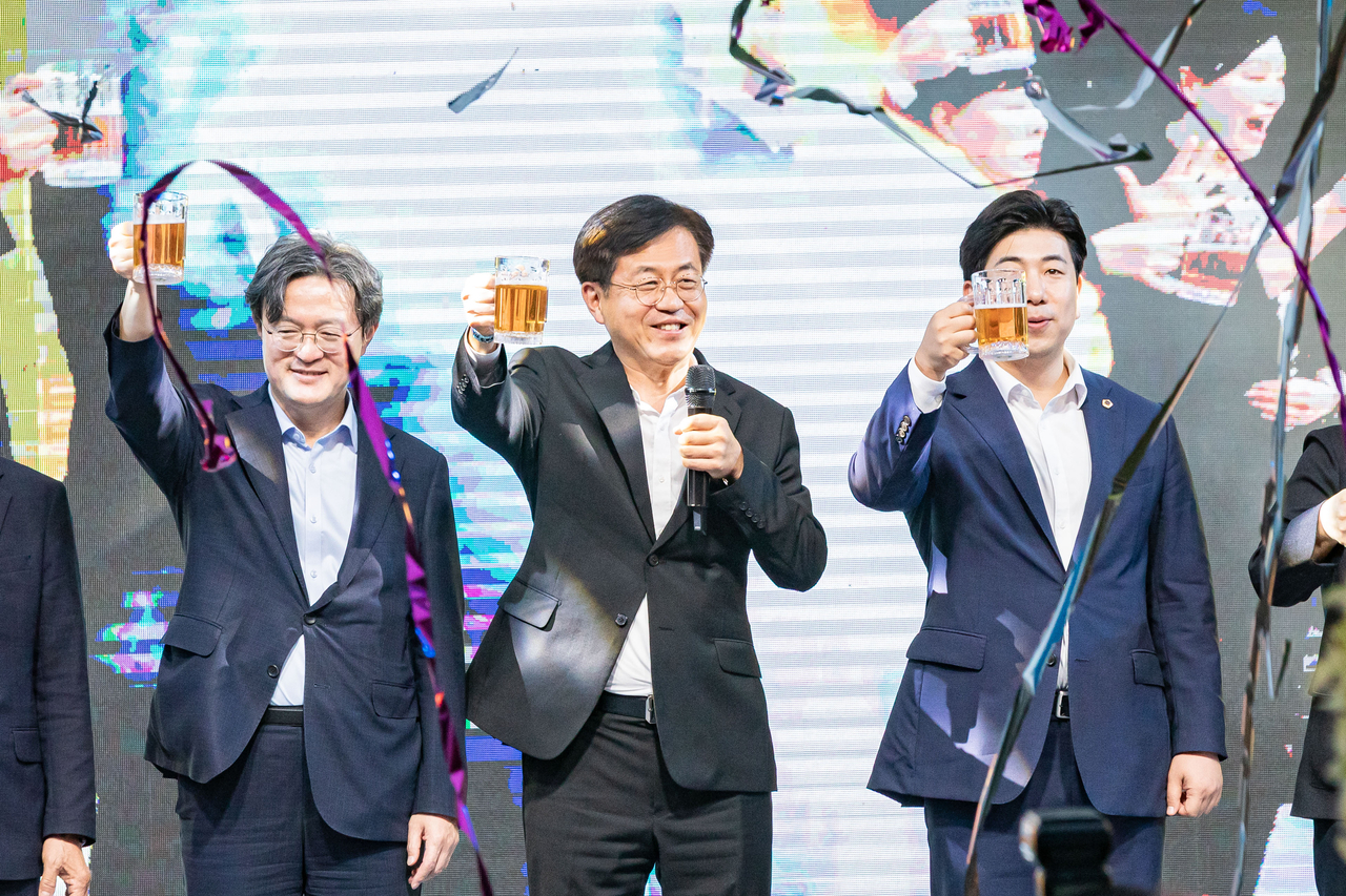 조유진 영등포구청장(가운데)이 9월 18일 저녁 영등포공원에서 열린 ‘제2회 영등포구 원조맥주축제’ 개막 현장을 찾아 건배를 외치고 있다.