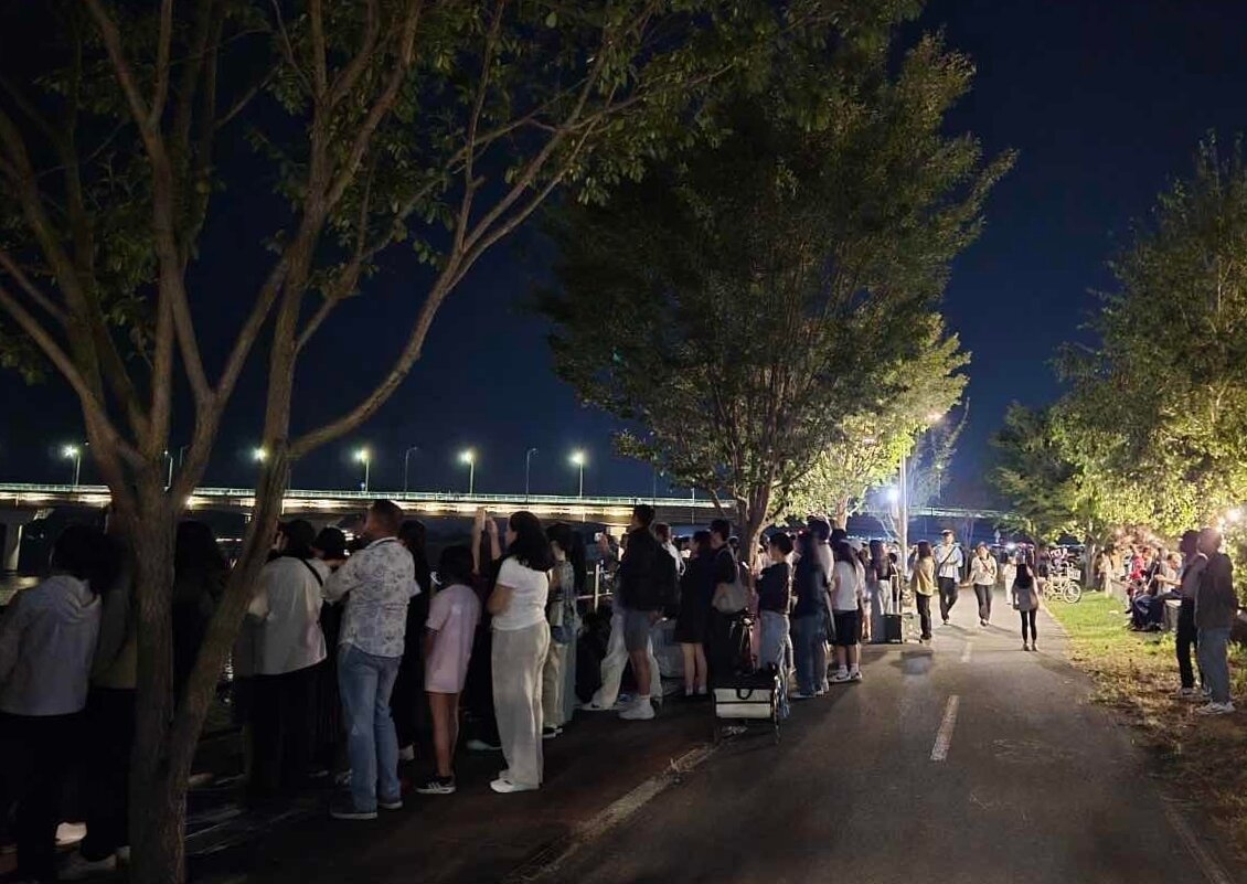 드론라이트쇼와 부대행사를 즐긴 여행자와 시민들