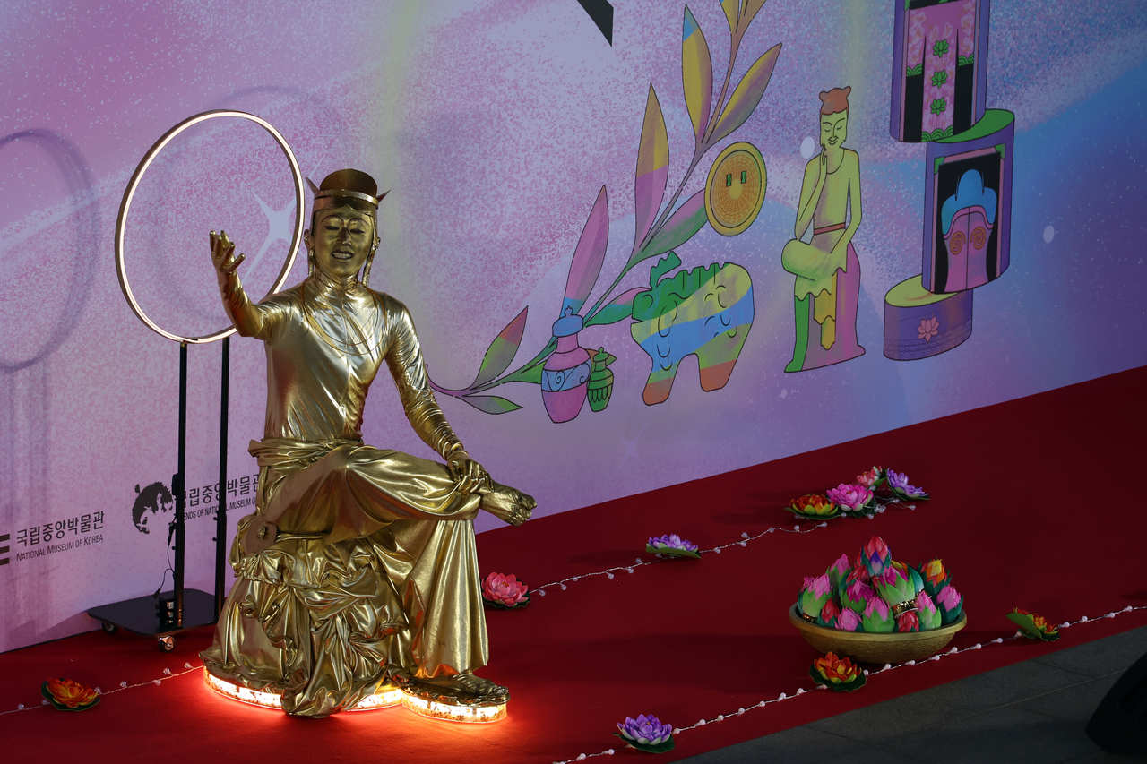 A contestant dressed up as "Pensive Bodhisattva" for the “2026 Dress Like a Museum Exhibit” at the National Museum of Korea, in Yonsan-gu, Seoul on Saturday. (Newsis)