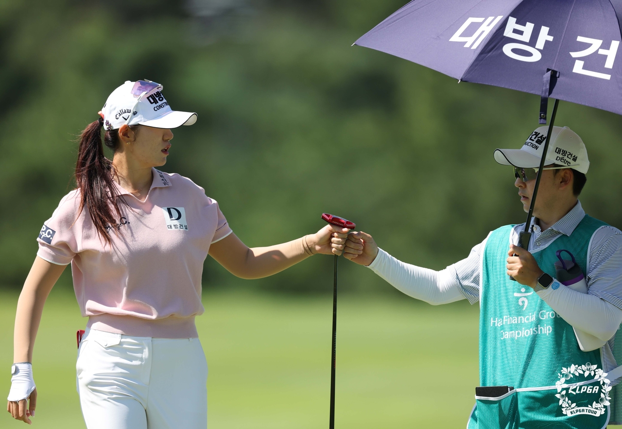 Kim Min-sun 7 celebrates with her caddie after making a birdie on the third hole. [Photo=KLPGA]