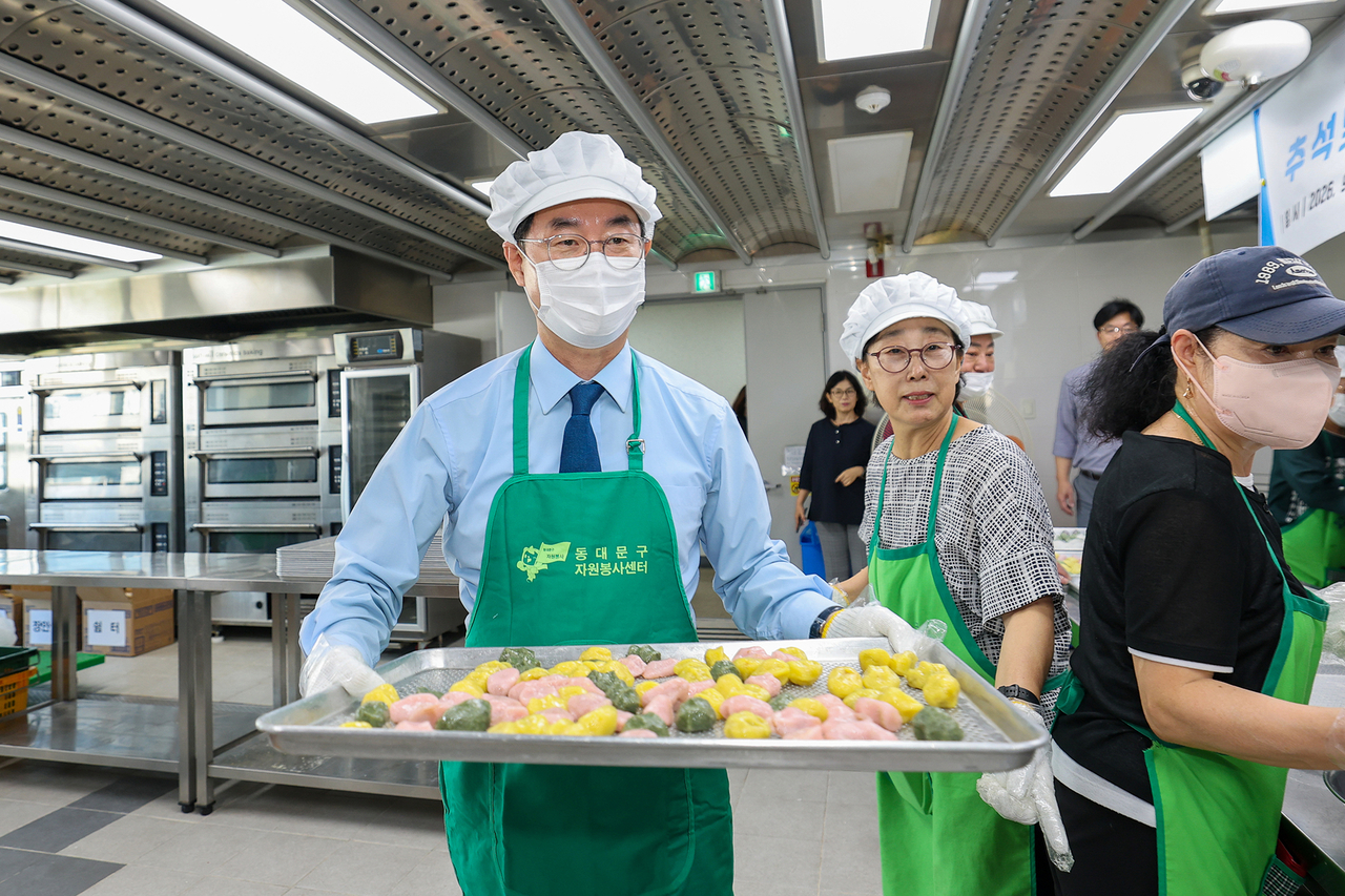 송편 만들기 봉사에 참여한 최동민 동대문구청장