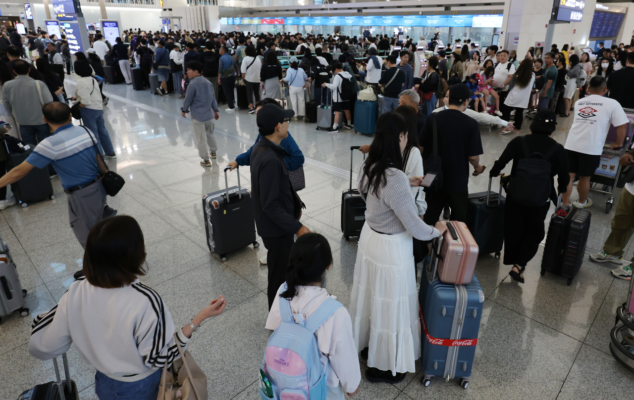Travelers line up for check-in at Terminal 1 of Incheon International Airport on the first day of last year's Chuseok holiday. [Yonhap]