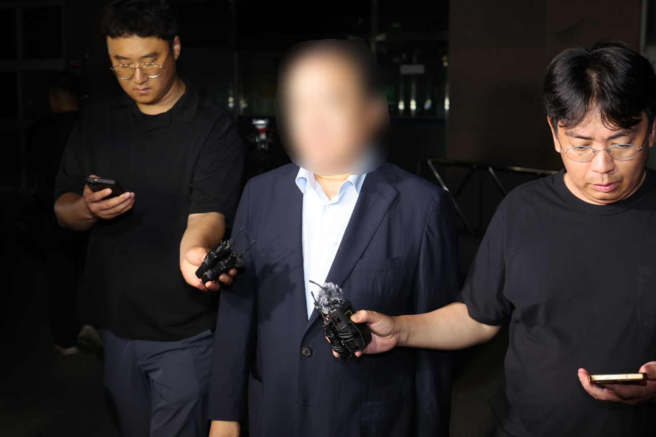 The former chief of Gwangju's Gwangsan Police Station, booked on charges of abuse of authority and dereliction of duty in connection with the Jang Yun-gi case, leaves the Gwangju Metropolitan Police Agency's organized crime investigation unit in Seo-gu, Gwangju, after being questioned by a special investigation team from the Korean National Police Agency on July 23.
